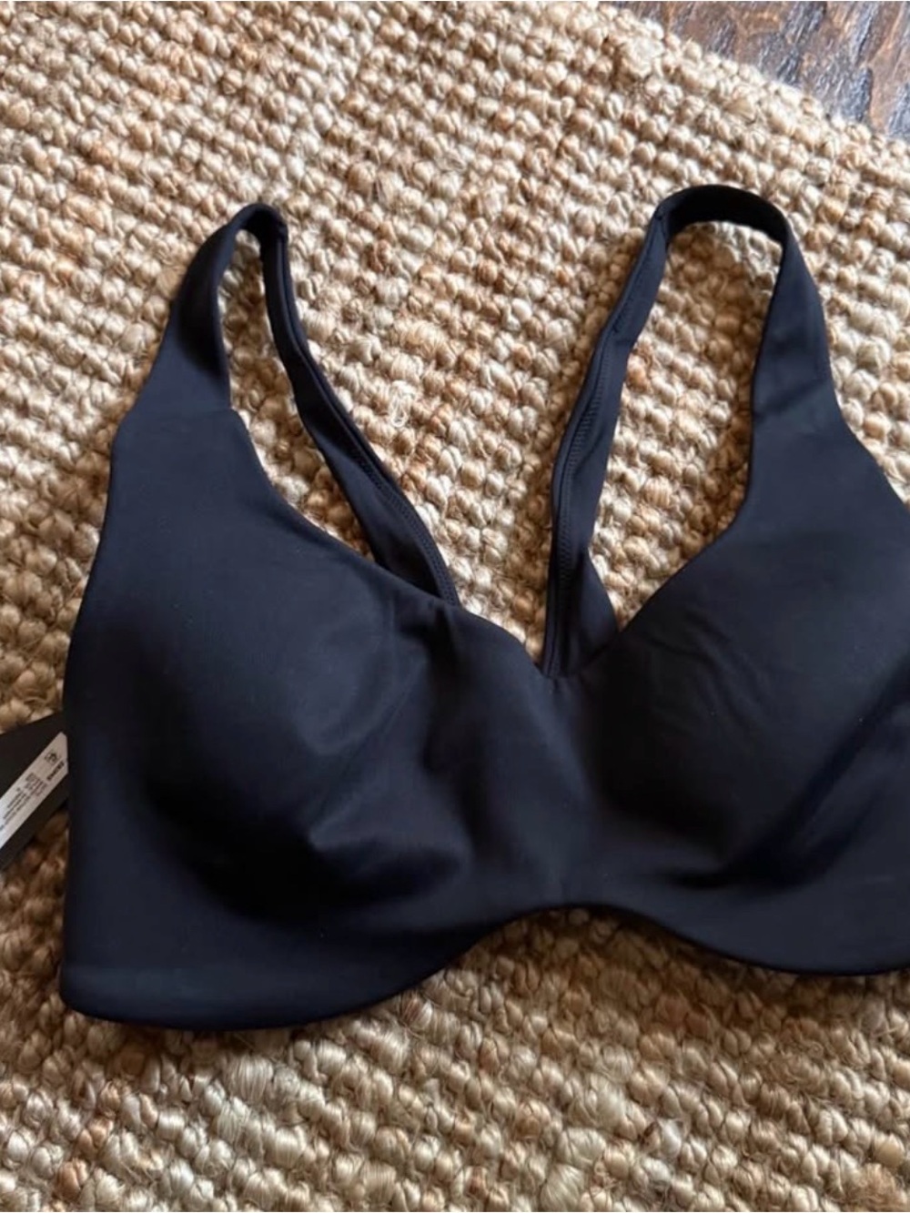 SKIMS NIKE NWT MATTE
SHAPED BOTTOM SCOOP sports BRA medium
